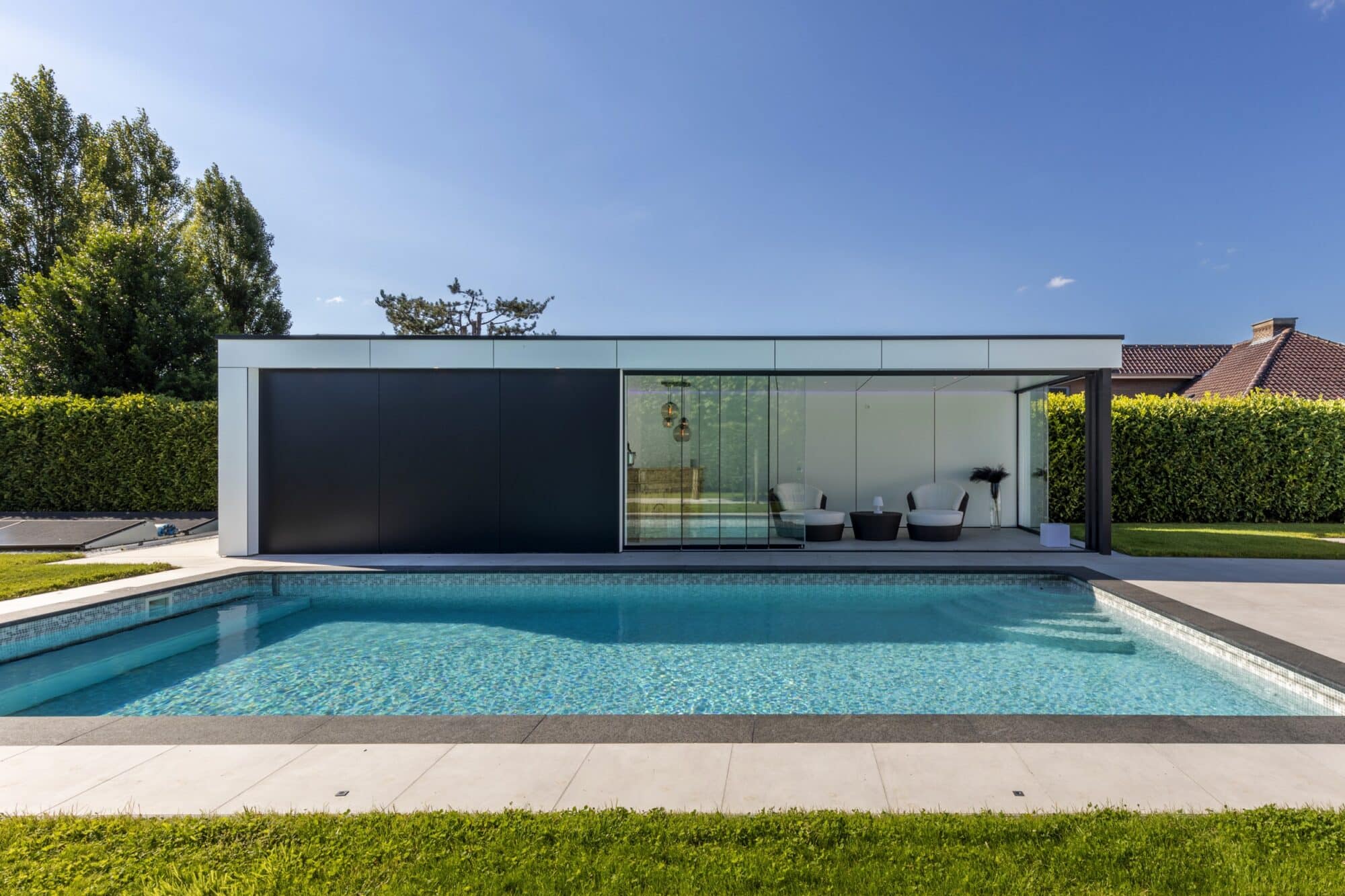 Zwembad met moderne poolhouse