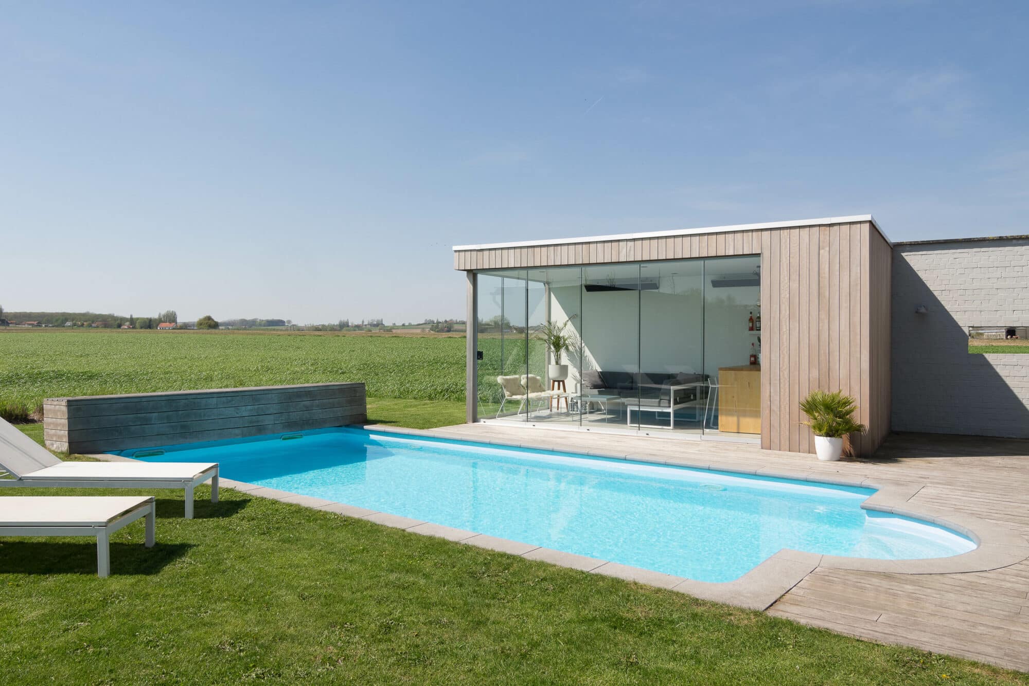 Zwembad met moderne poolhouse