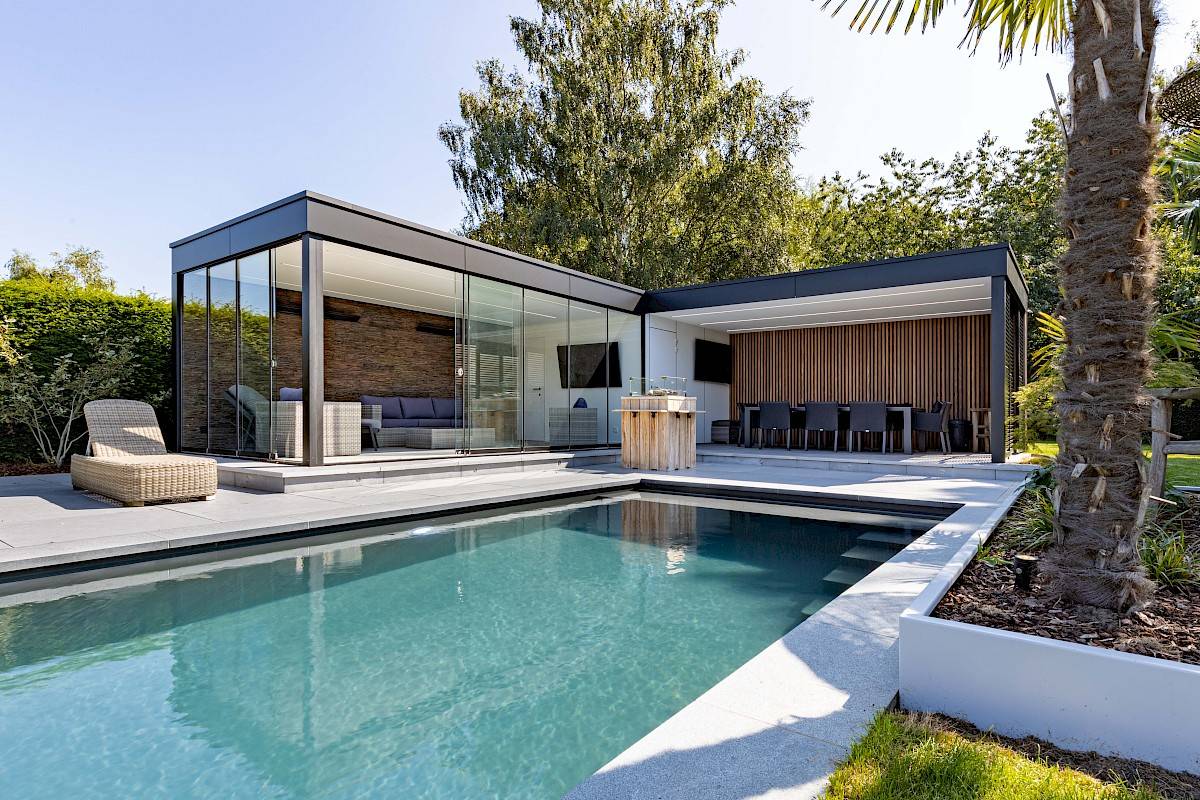 Zwembad met moderne poolhouse