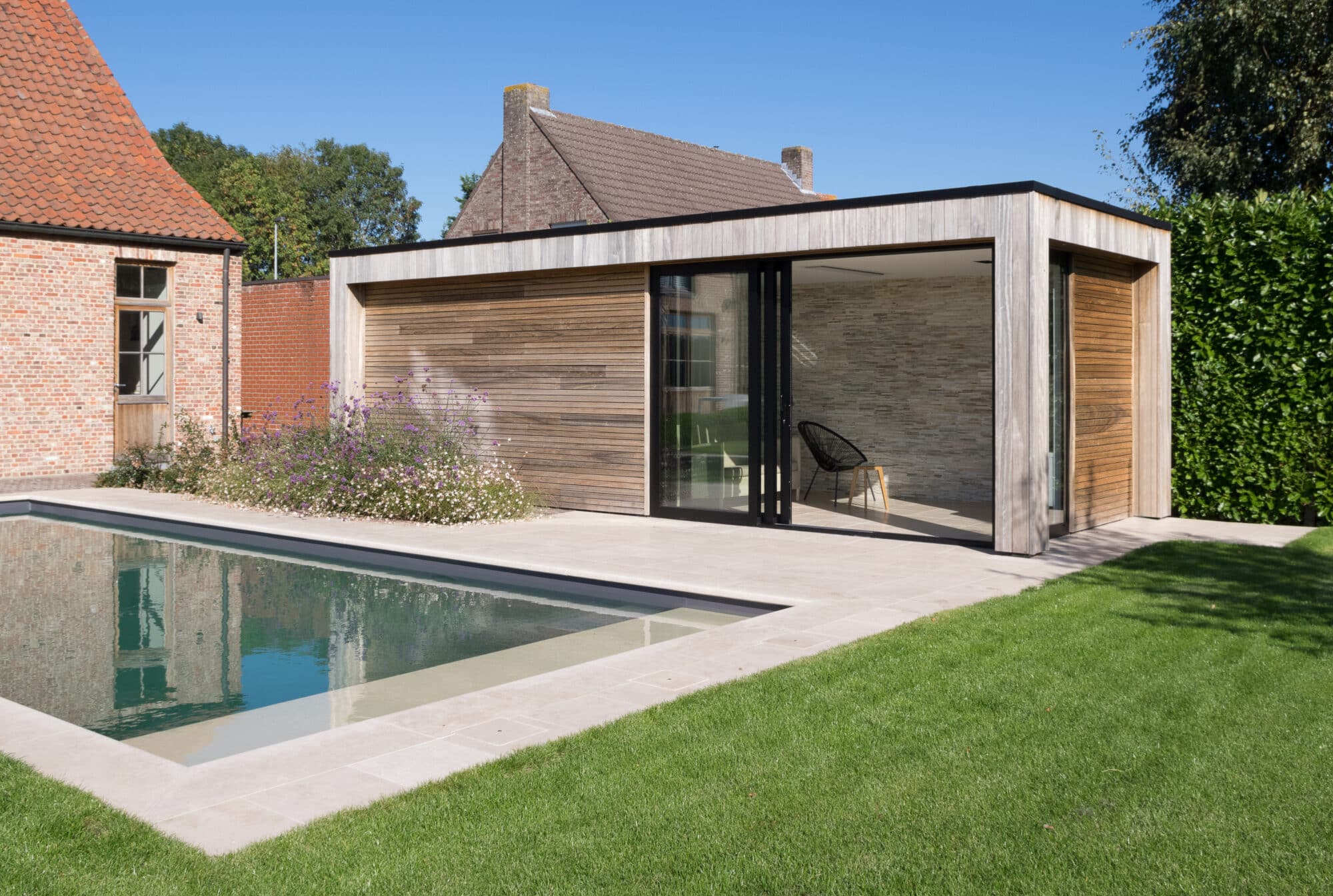 Zwembad met moderne poolhouse