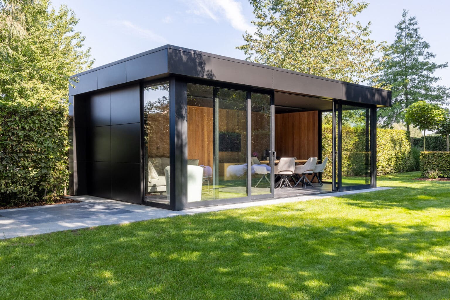 Buiten genieten van binnencomfort: bijgebouw in Trespa | Outfluencers