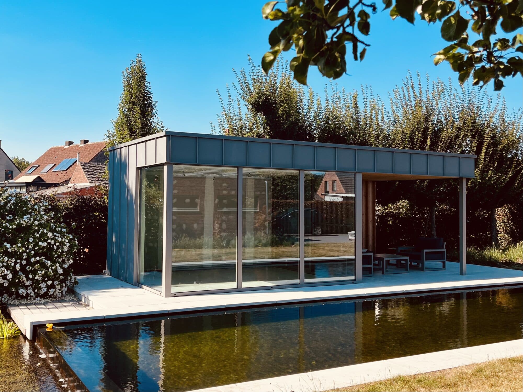 Poolhouse met bureauruimte en groendak in natuurlijke omgeving