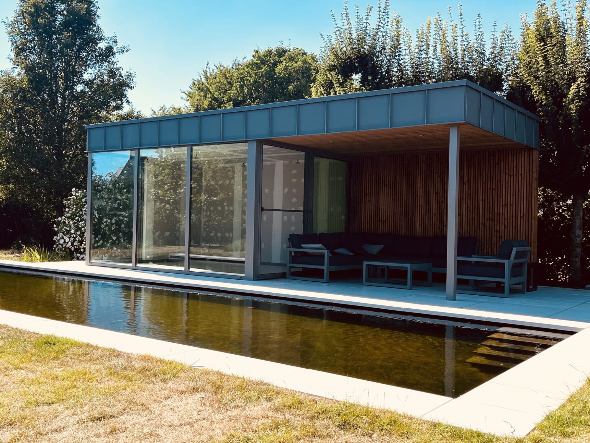 Poolhouse met bureauruimte en groendak in natuurlijke omgeving